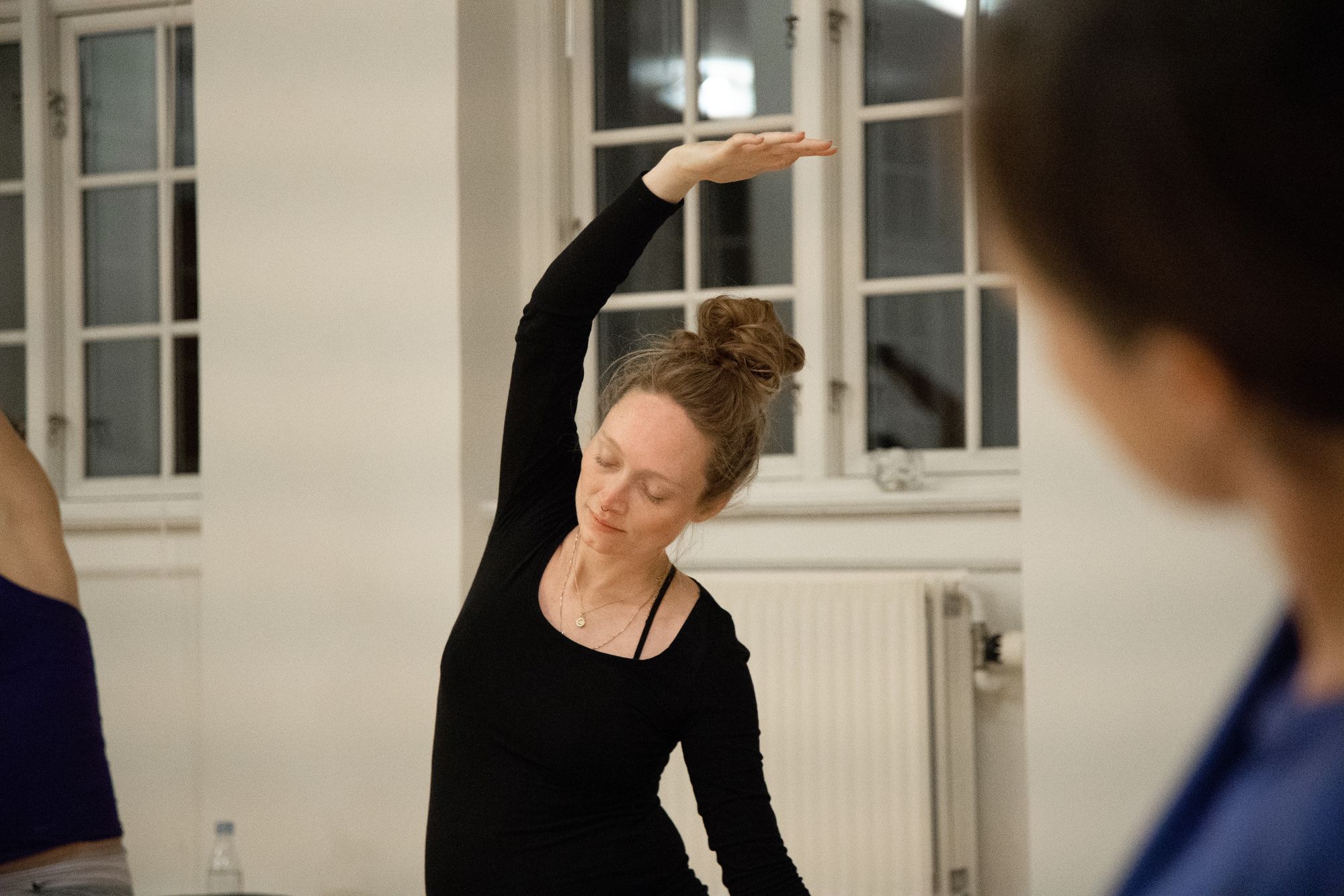 Deltager dyrker efterfødselsyoga med fokus på åndedræt og bindevæv