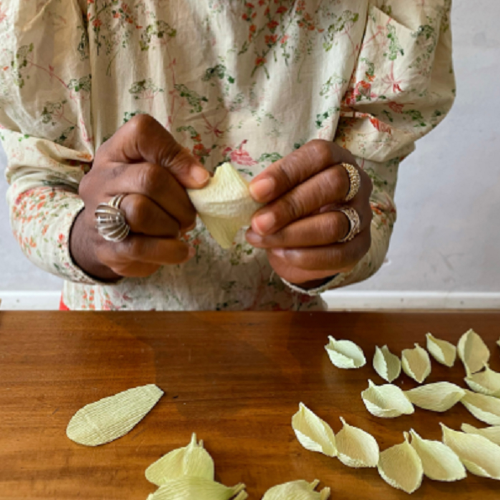 Underviser Lawrence Ebelle på kursus i papirblomster