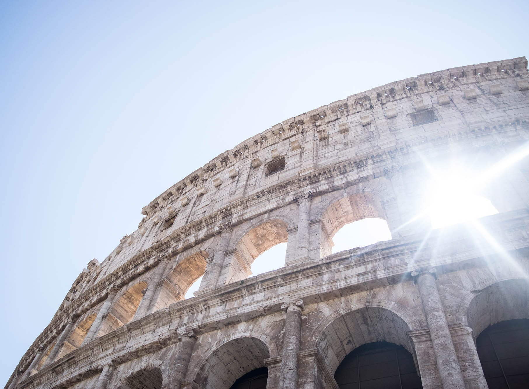 Colosseum i Rom set mod solen