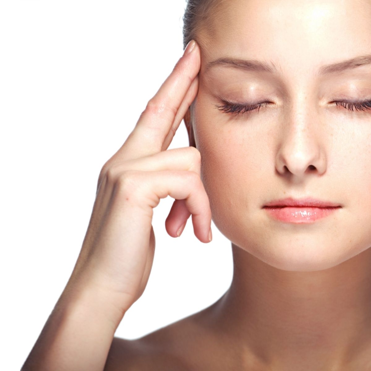 Deltager der udøver ansigtsyogaøvelse.