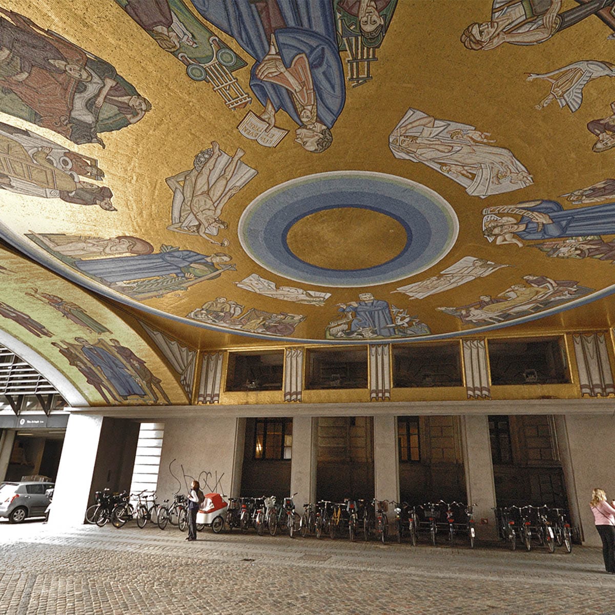 Mosaik i passagen under Stærekassen.