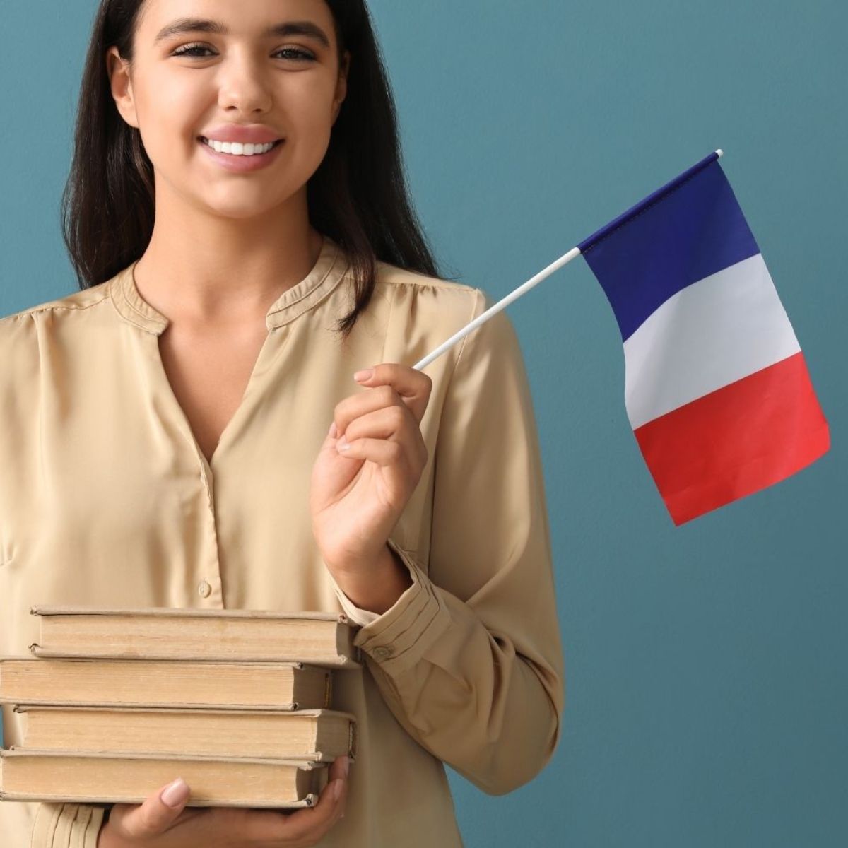 Kvinde holder det franske flag 