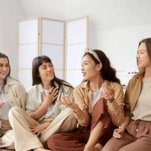 kvindelige kursister dyrker fællesskabet og taler med hinanden