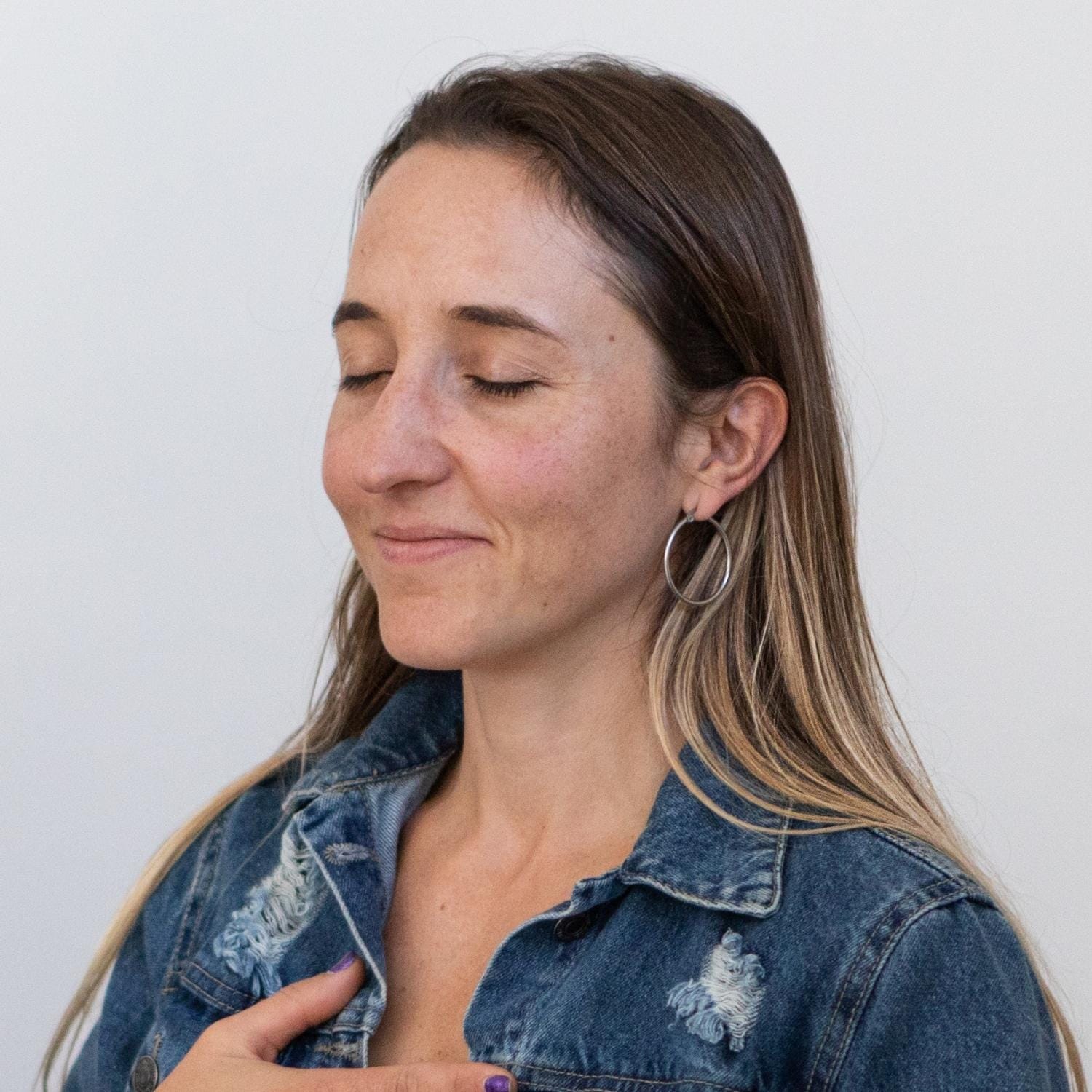 Kvindelig kursist der mediterer for mere indre ro