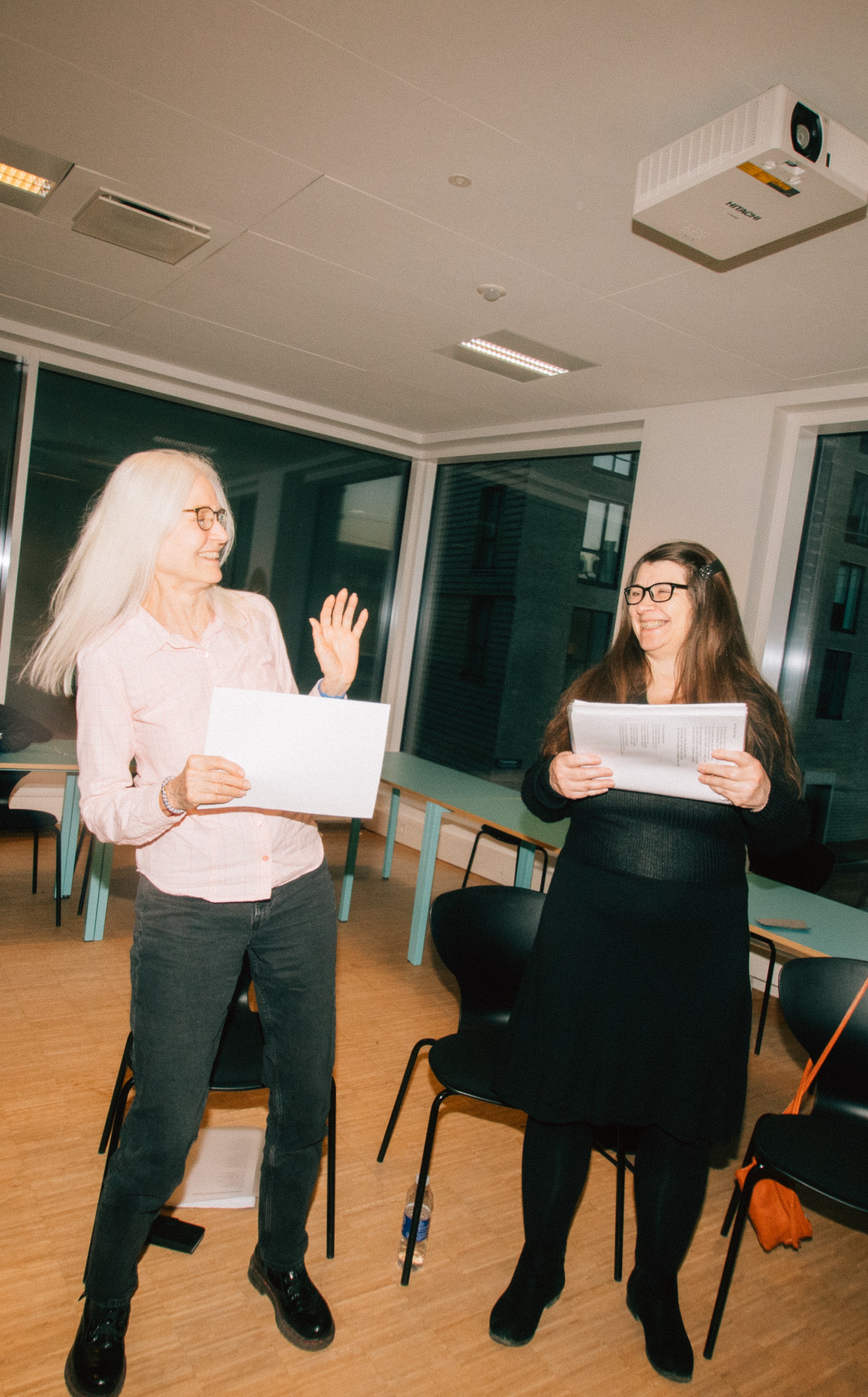 To kvinder synger sammen 