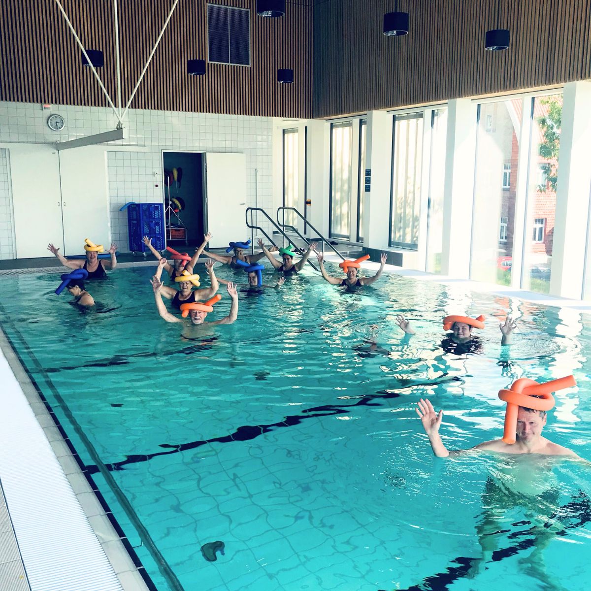 En gruppe laver træning i varmtvandsbassin