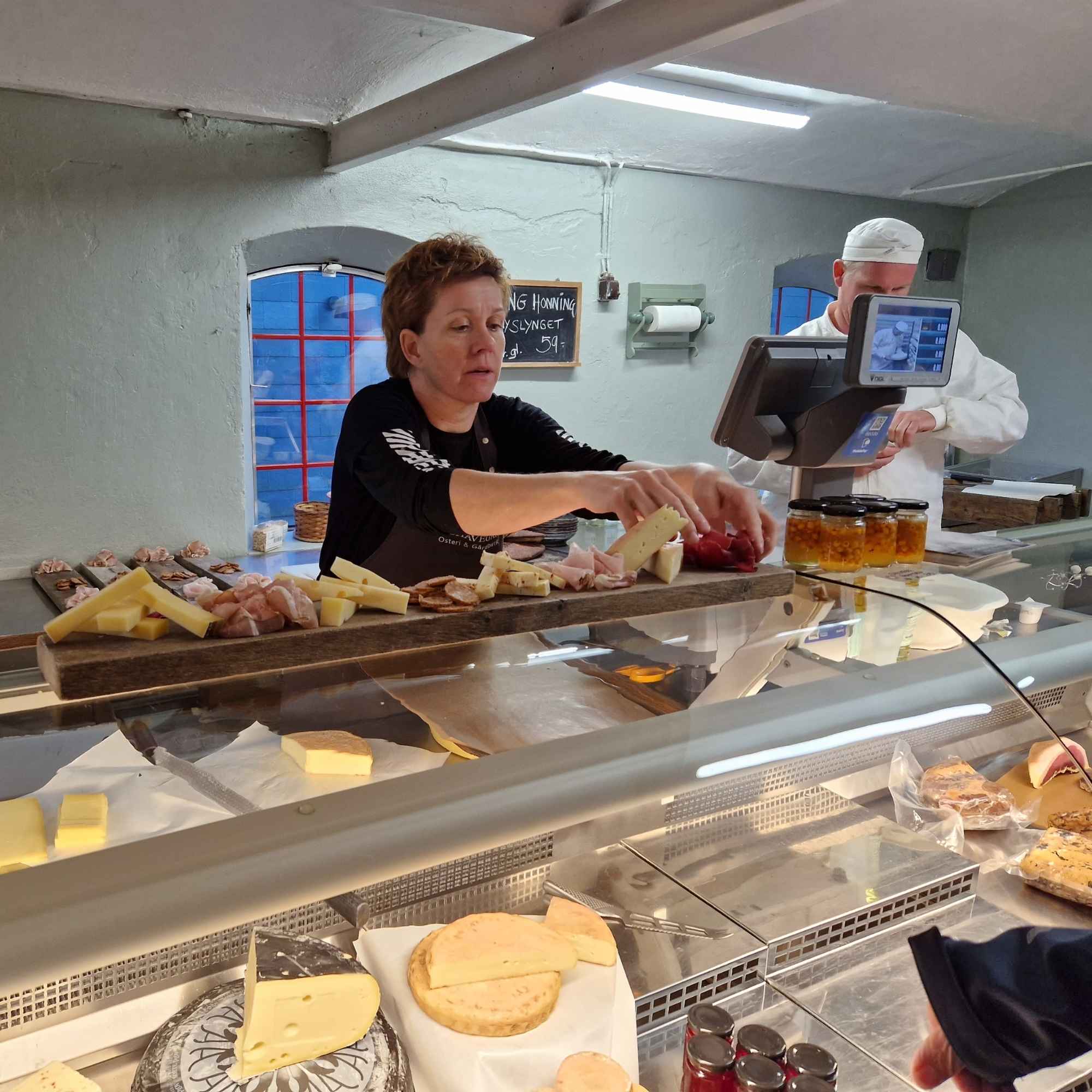 Ost og charcuteri anrettet på planke på Enghavegård.