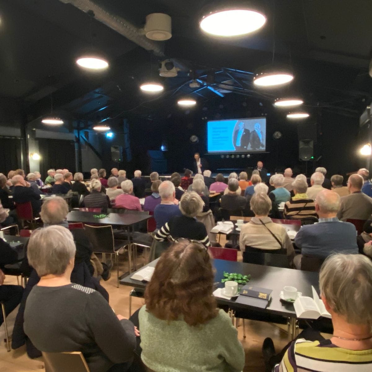 Folk lytter til foredrag i fredagshøjskolen i Haderslev