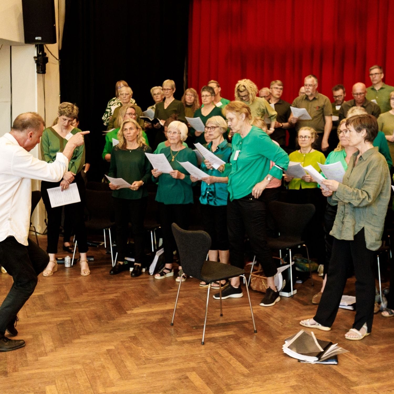 Askov Rytmiske Kor der øver (med dirigent, Nikolaj Hansen, i venstre side)