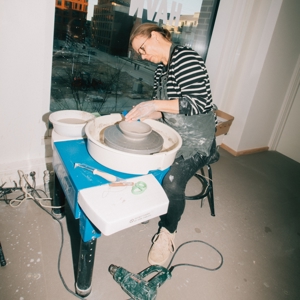 Kvinde drejer keramik