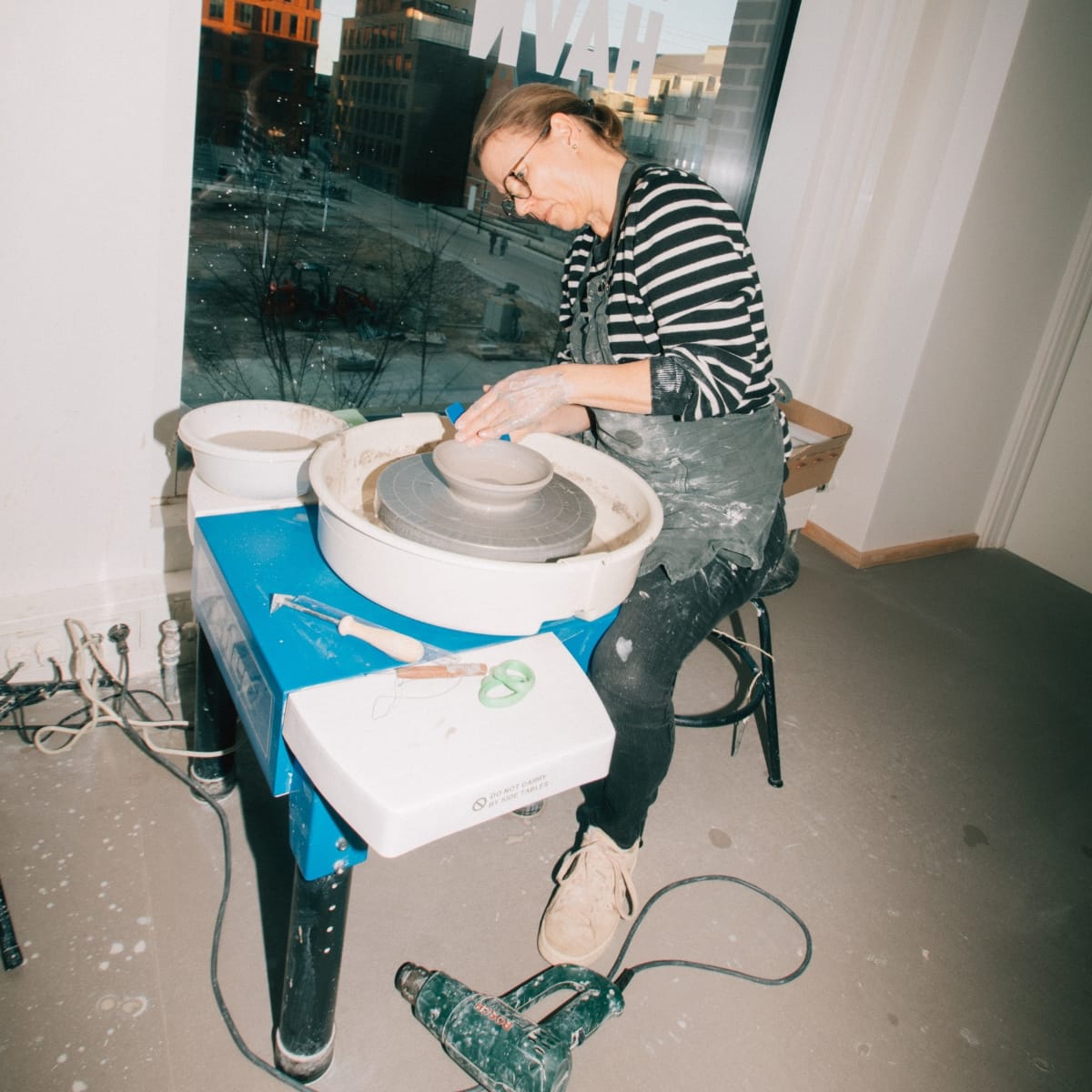 Kursist arbejder ved drejeskive på keramikkursus hos FOF København og Nordsjælland