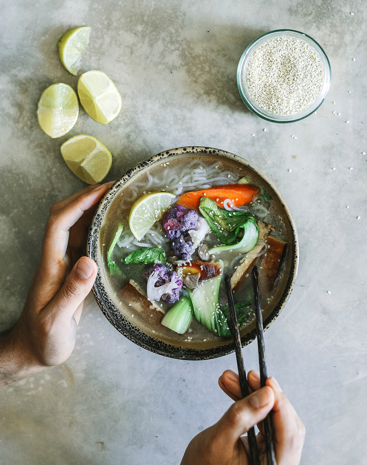 Farverig thailandsk ret med grøntsager