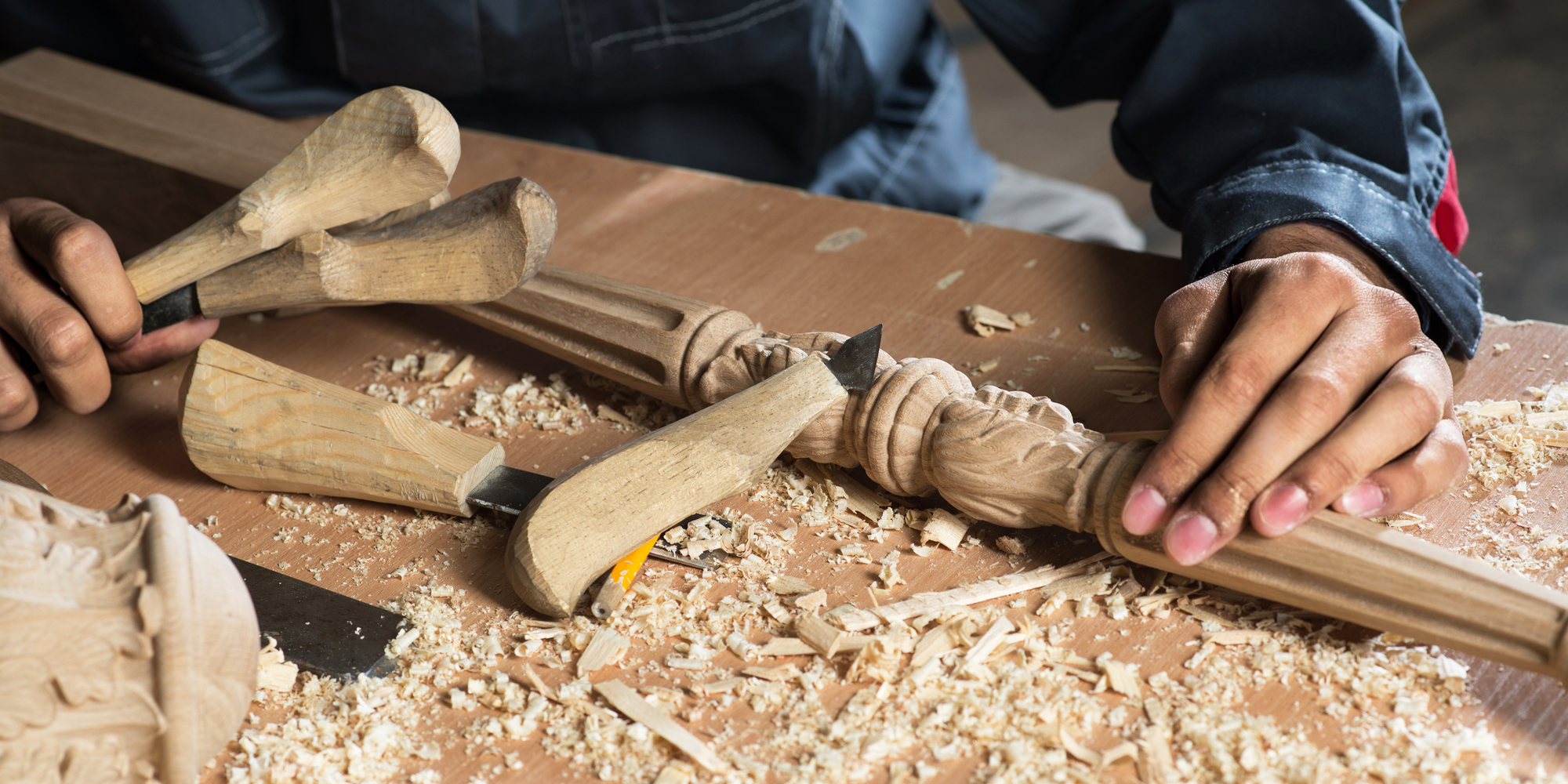 Deltager arbejder ved drejebænk i træværksted