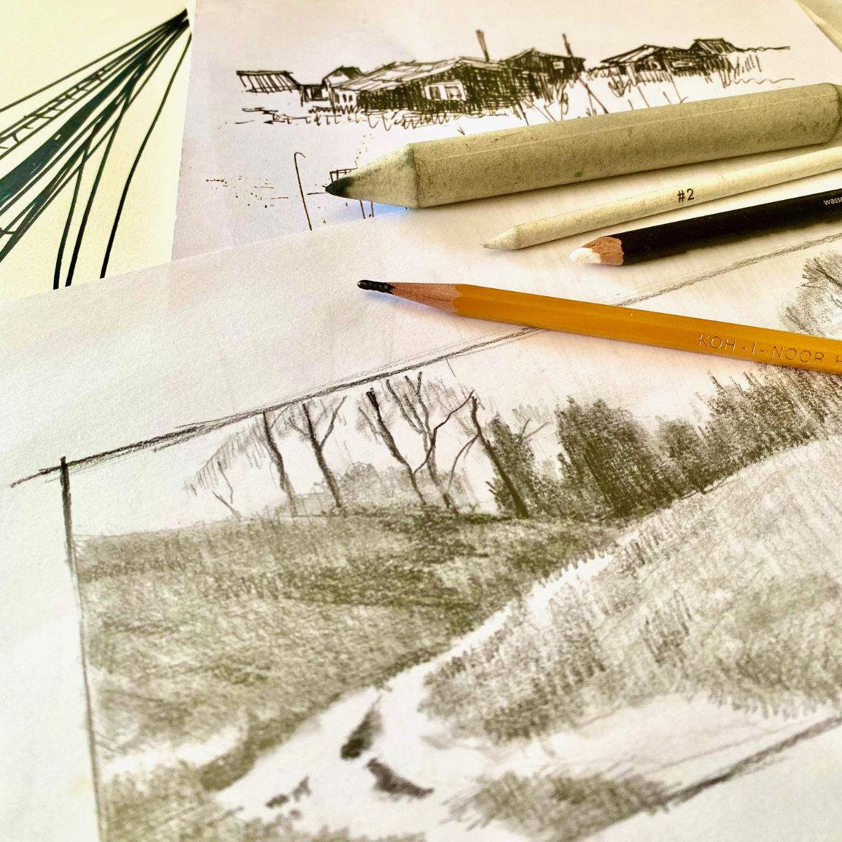 tegninger på et bord med blyanter og farver