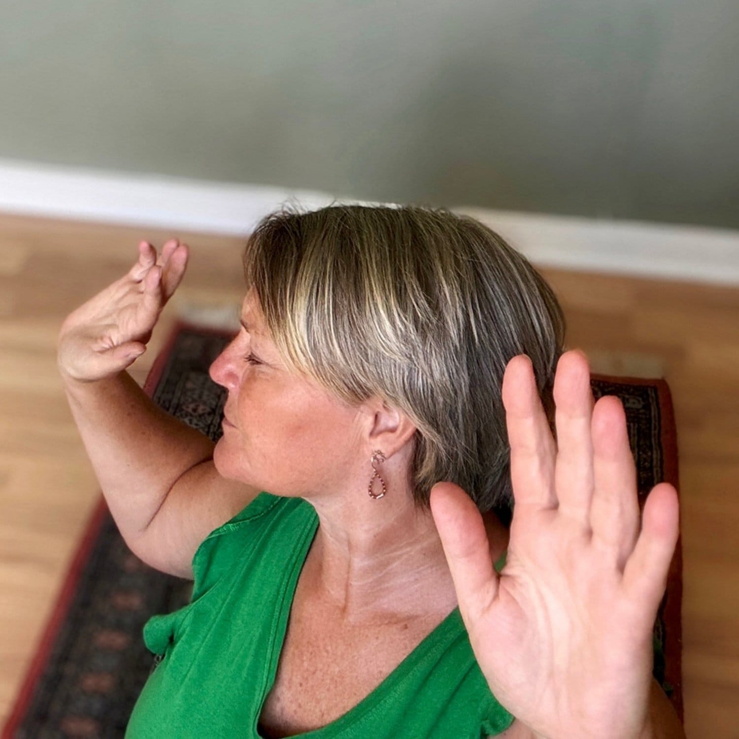 Ann Shanaya der laver en open flow yoga øvelse på en måtte