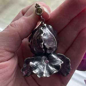 En ørering formet som en blomst i sølv