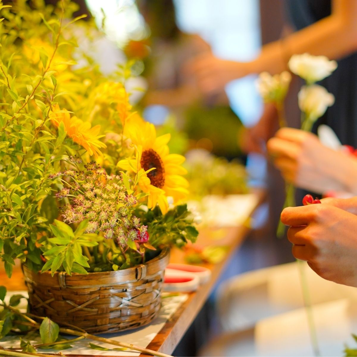 Person binder forårsdekoration med grene og blomster