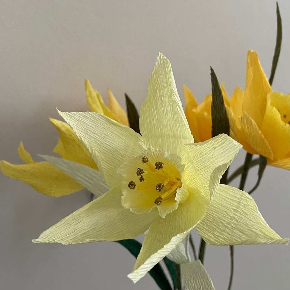 Gule påskeliljer i crepepapir