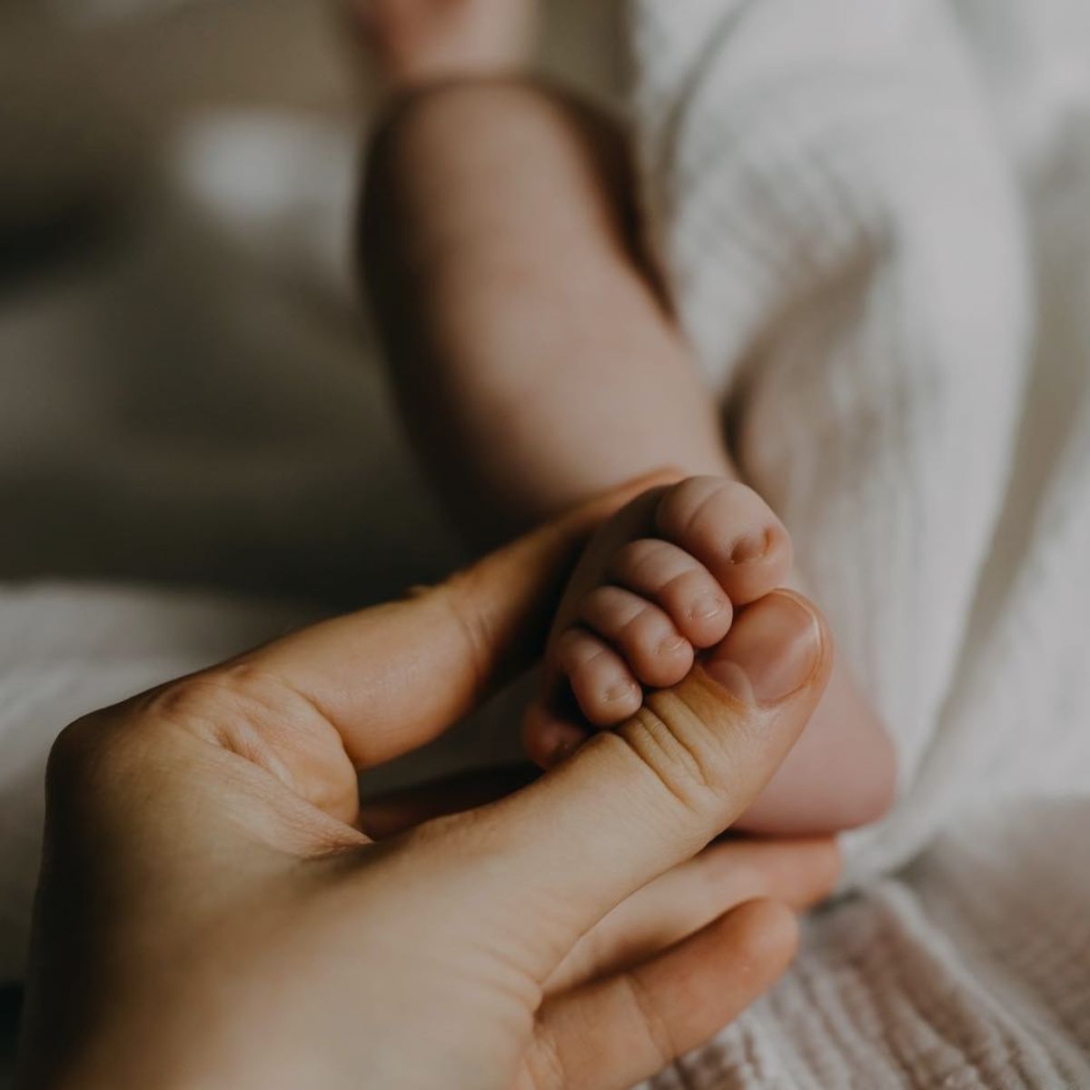 Forælder og baby til baby massage og tummel hos FOF Aalborg.