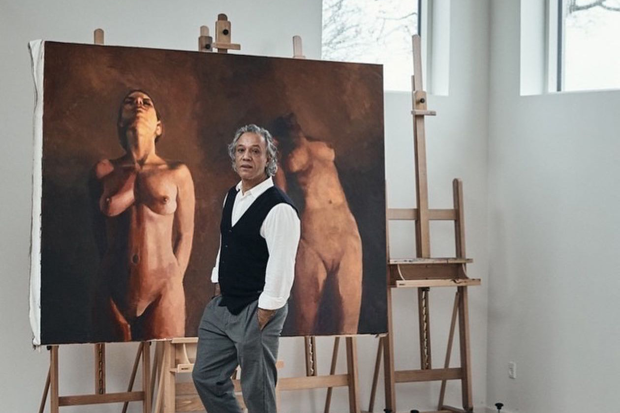 Adam Gabriel i hans atelier i foran et af hans store croquis-malerier