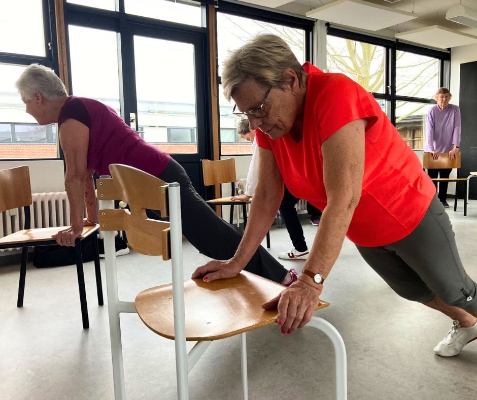 kvinder laver stolegymnastik