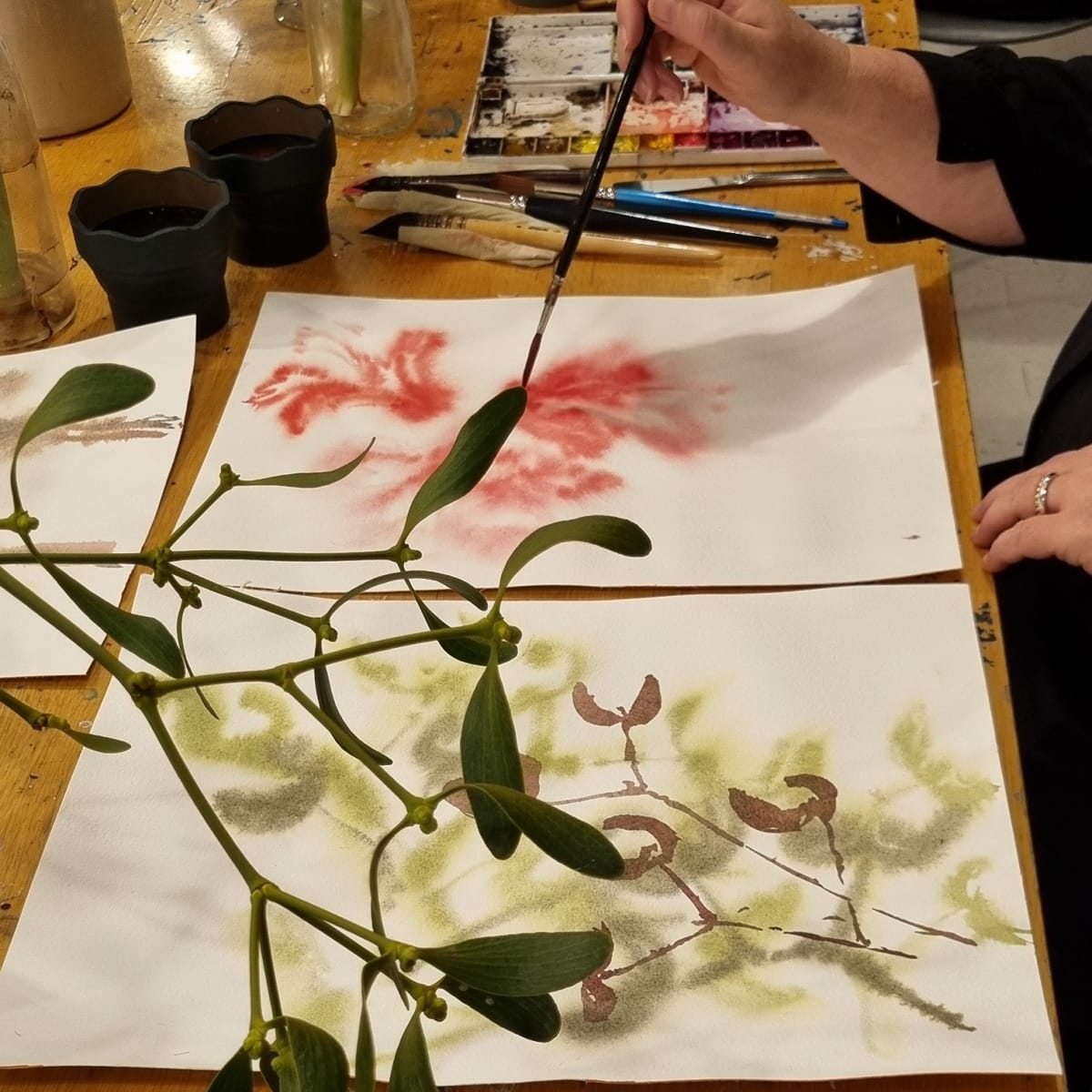 Deltager maler akvarel på kursus hos FOF København og Nordsjælland