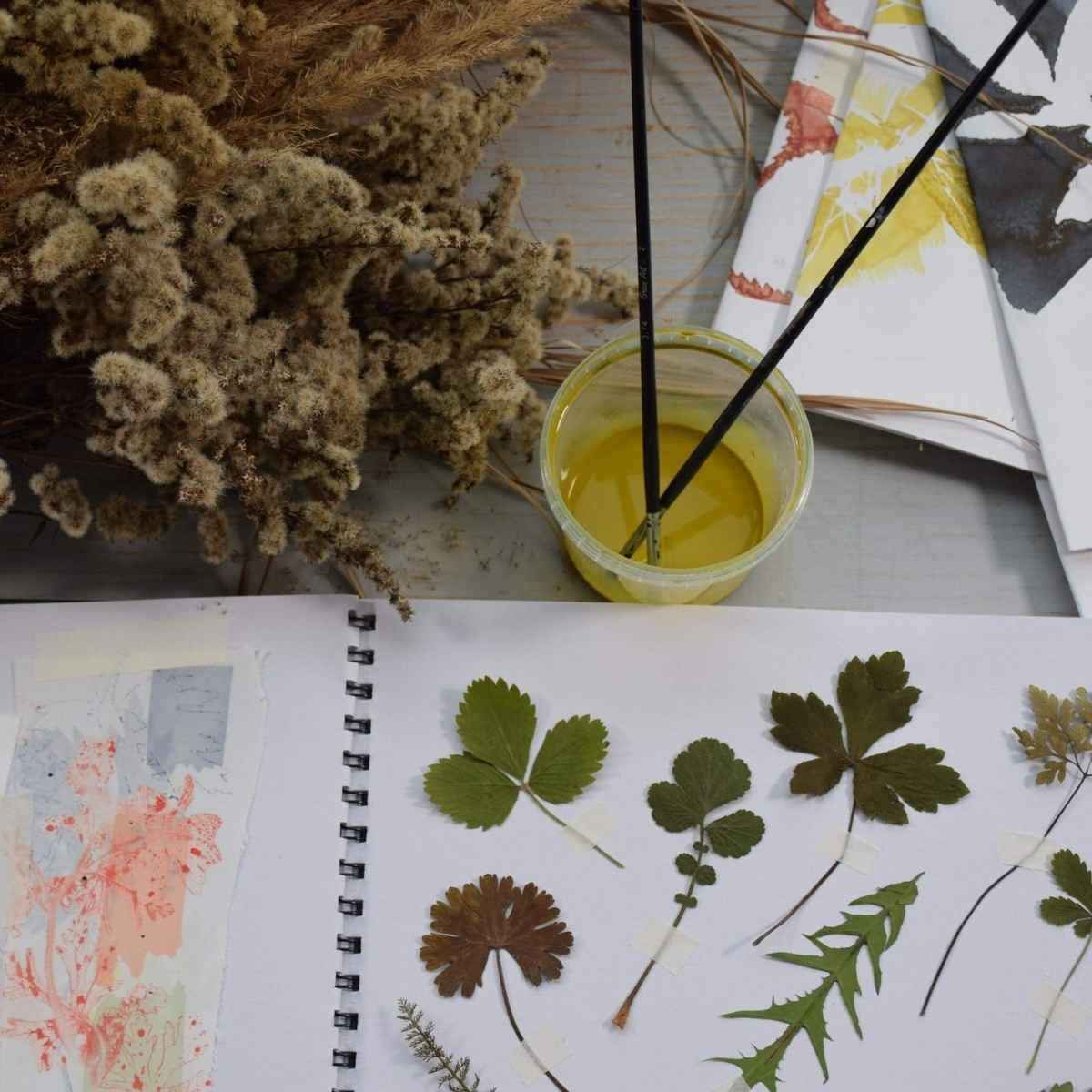 Papir, plantedele, pensler til plantetryk