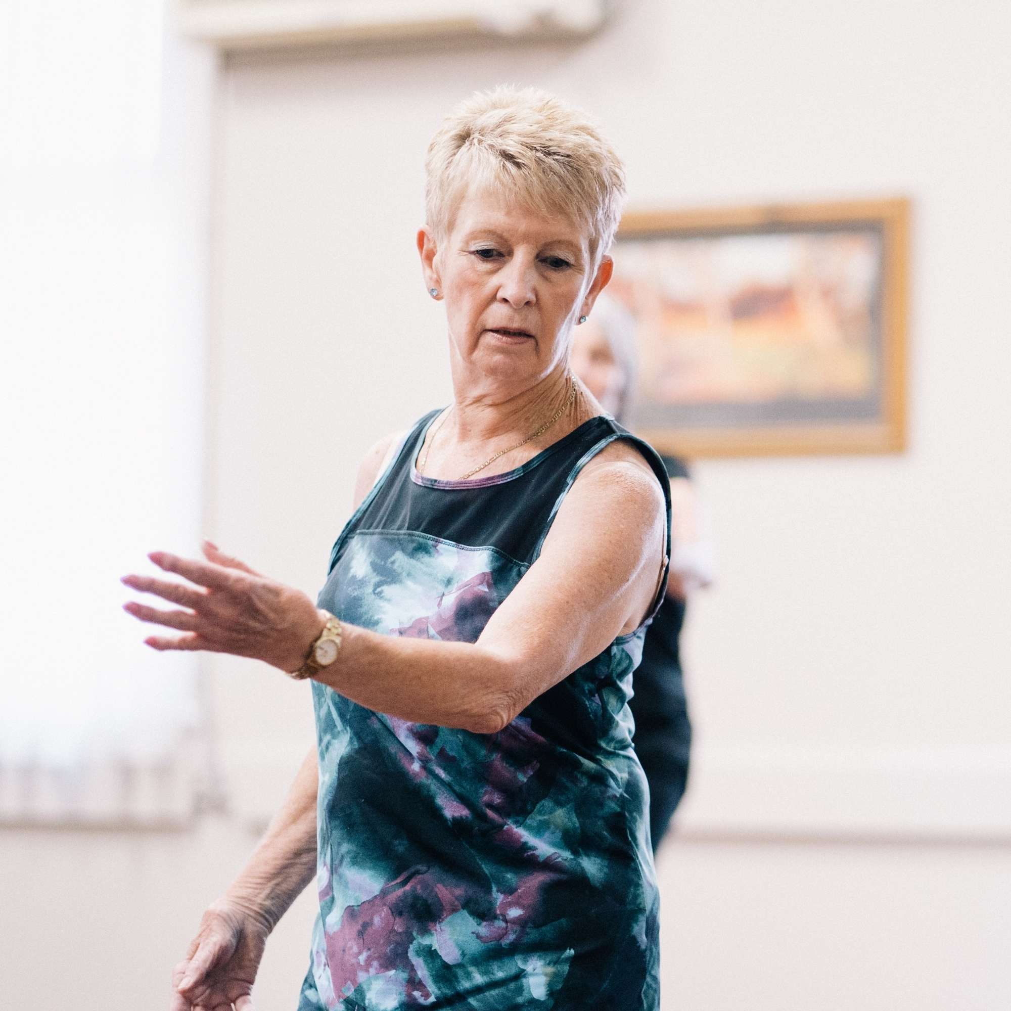 Deltagere laver blide bevægelser og afspænding på træningsmåtter.