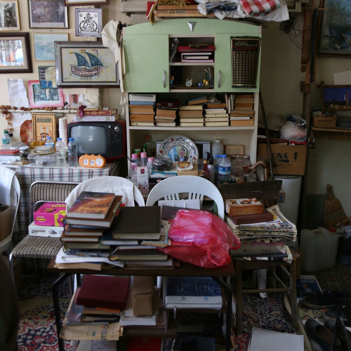 et rodet værelse - bøger-ting overalt