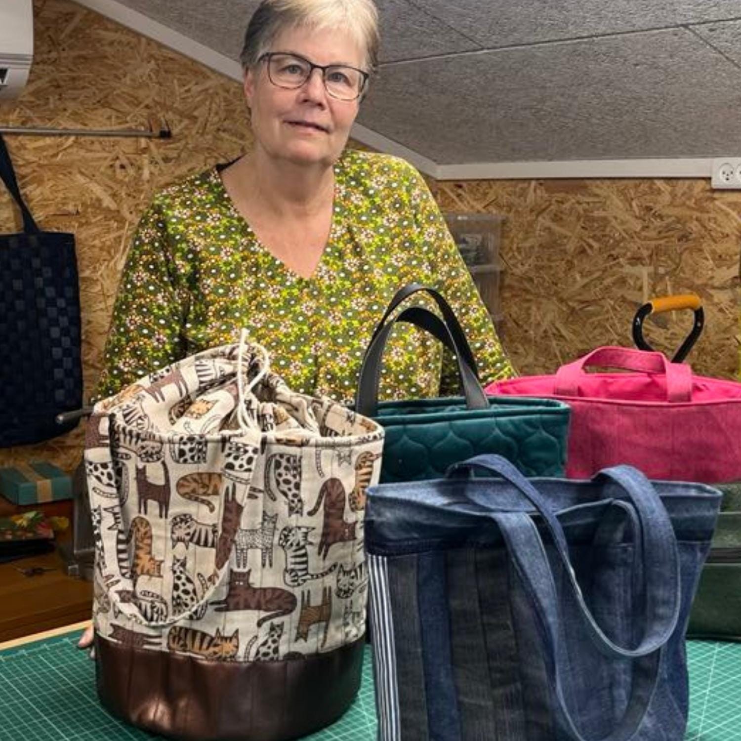 Birgit Pawelec med tasker hun selv har syet