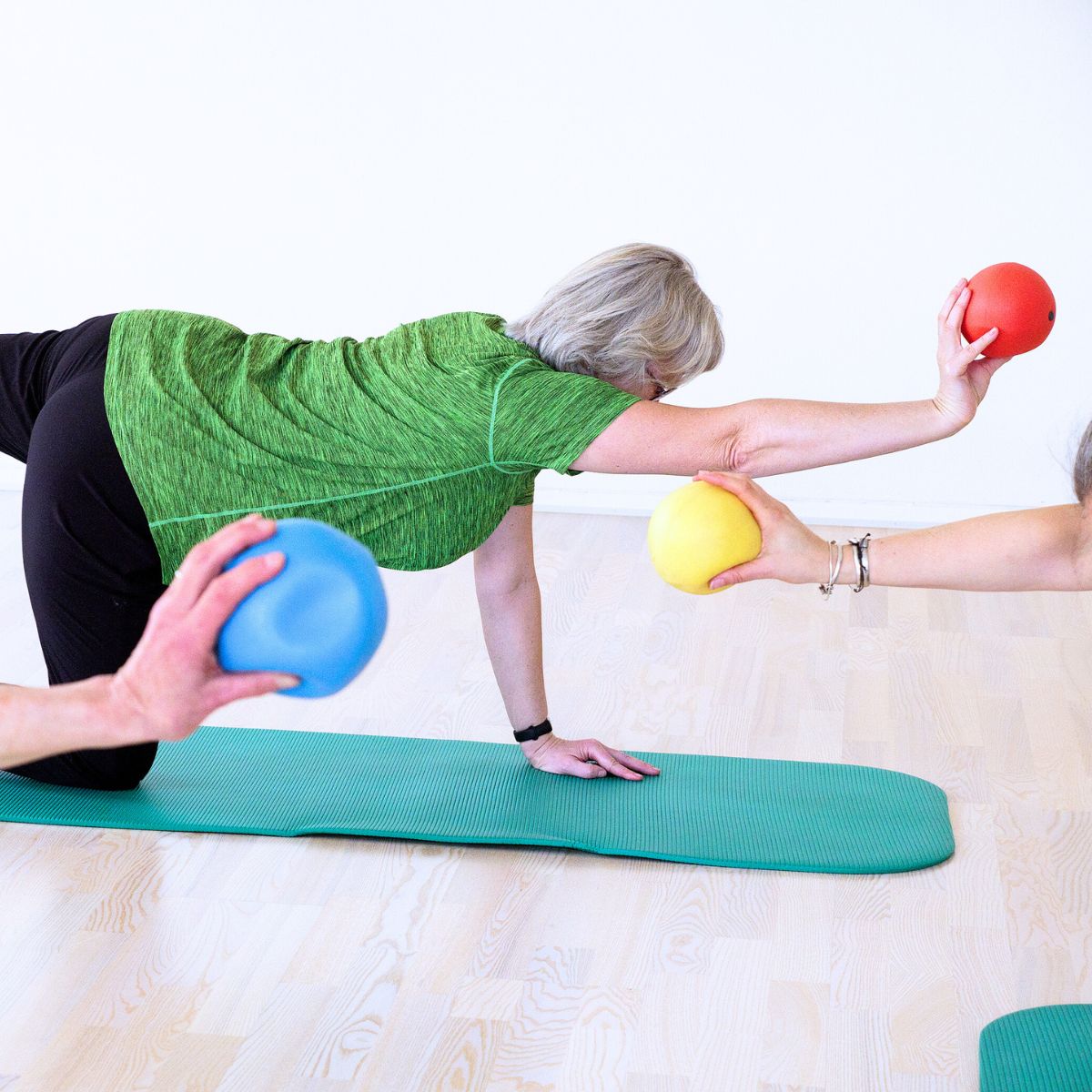 Damer der laver rygtræning med små bolde