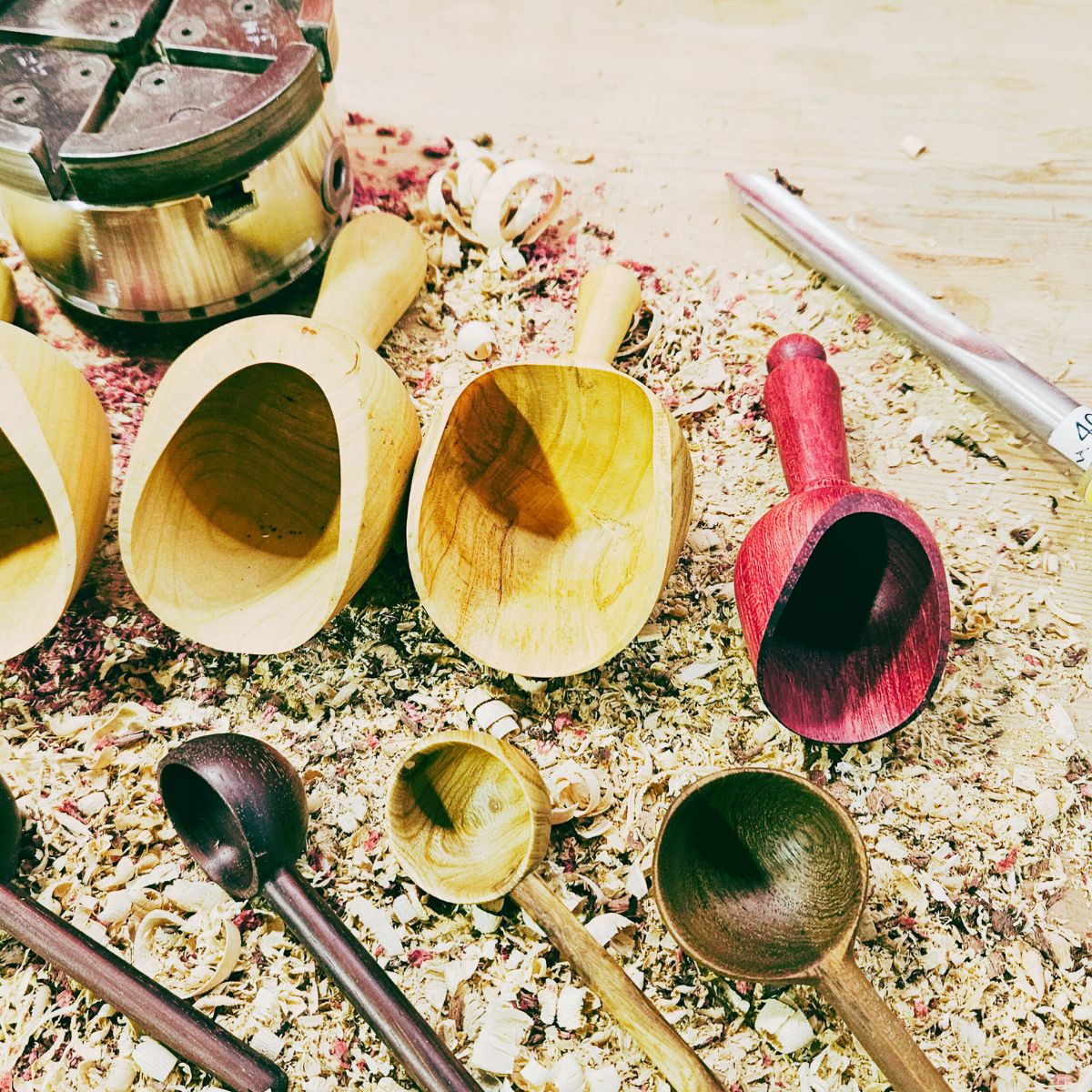 Deltager arbejder med trædrejning på et kursus