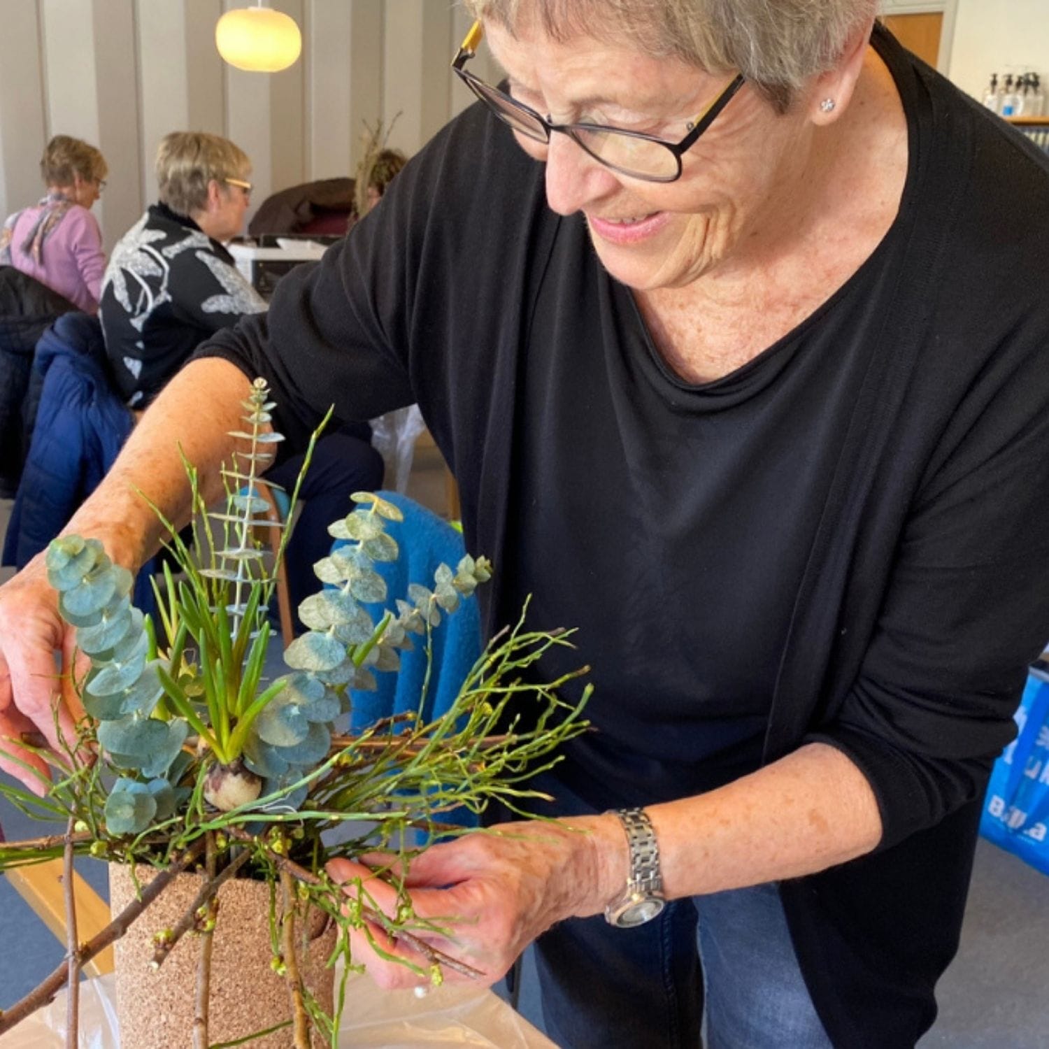 Kursist der laver en blomsterdekoration i OK-Skolens lokaler i Kolding