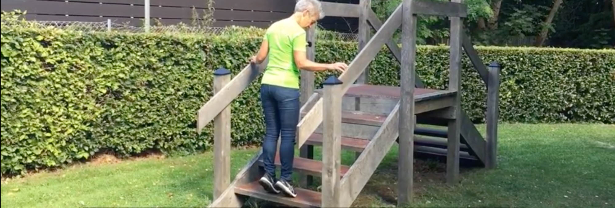 Kursist træner udendørs under fysioterapeutisk vejledning på hjerte- og diabeteshold hos FOF København og Nordsjælland.