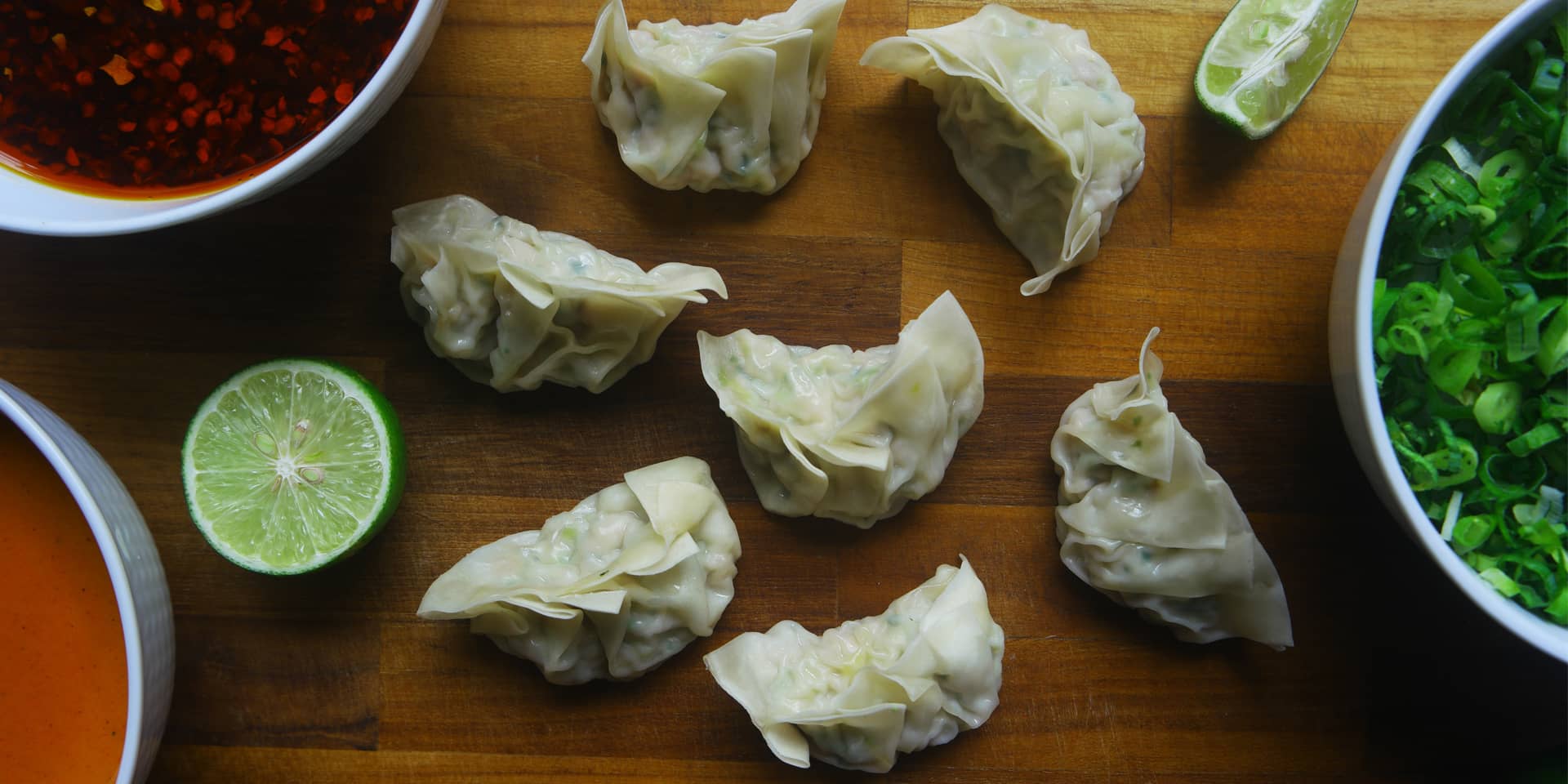 Gyozaer og lime på træbord. Du kan lære at lave gyoza fra bunden på madlavningskursus i FOF Aarhus