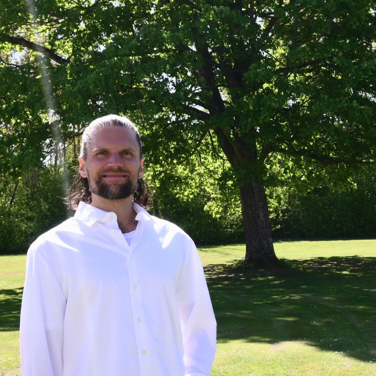 Søren Bunch foran træ