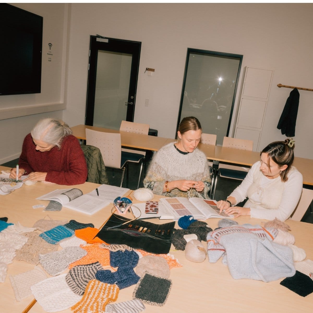 Deltagere til strikkekursus 