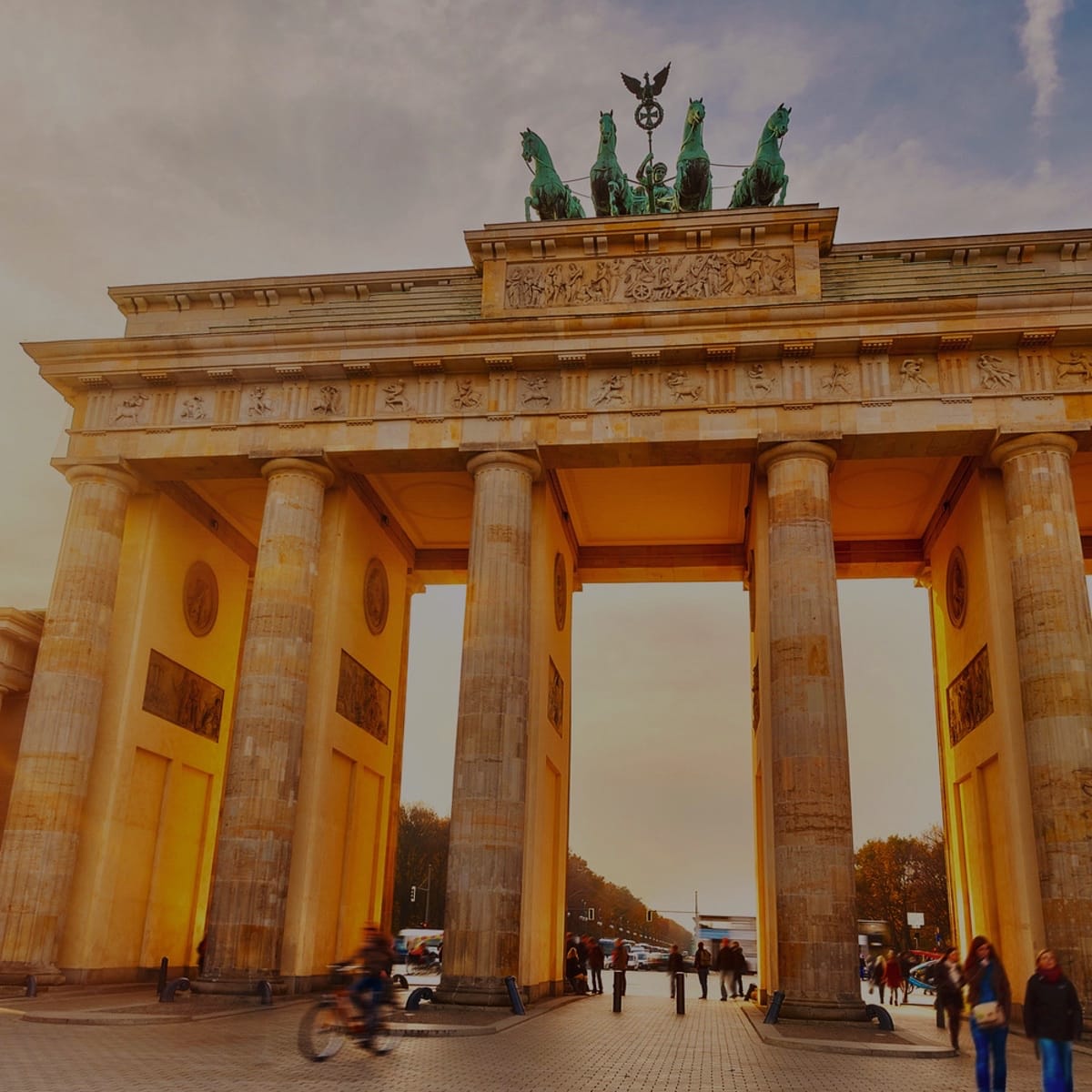 Brandenburger Tor i Berlin ved solnedgang – oplagt motiv til tysk A2-kursus.