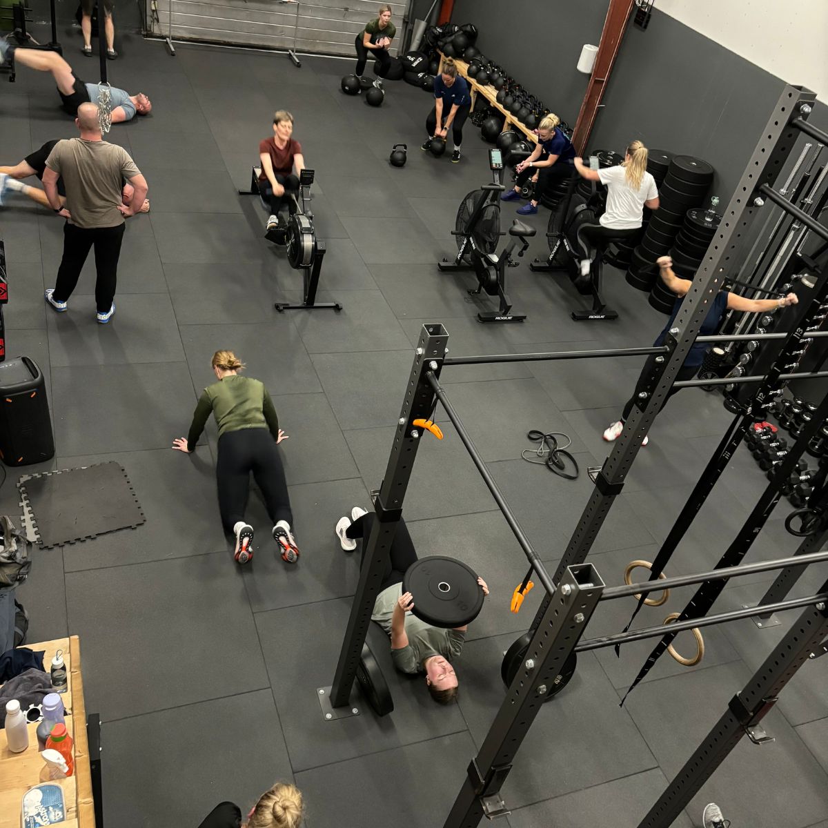 Deltagere laver cirkeltræning