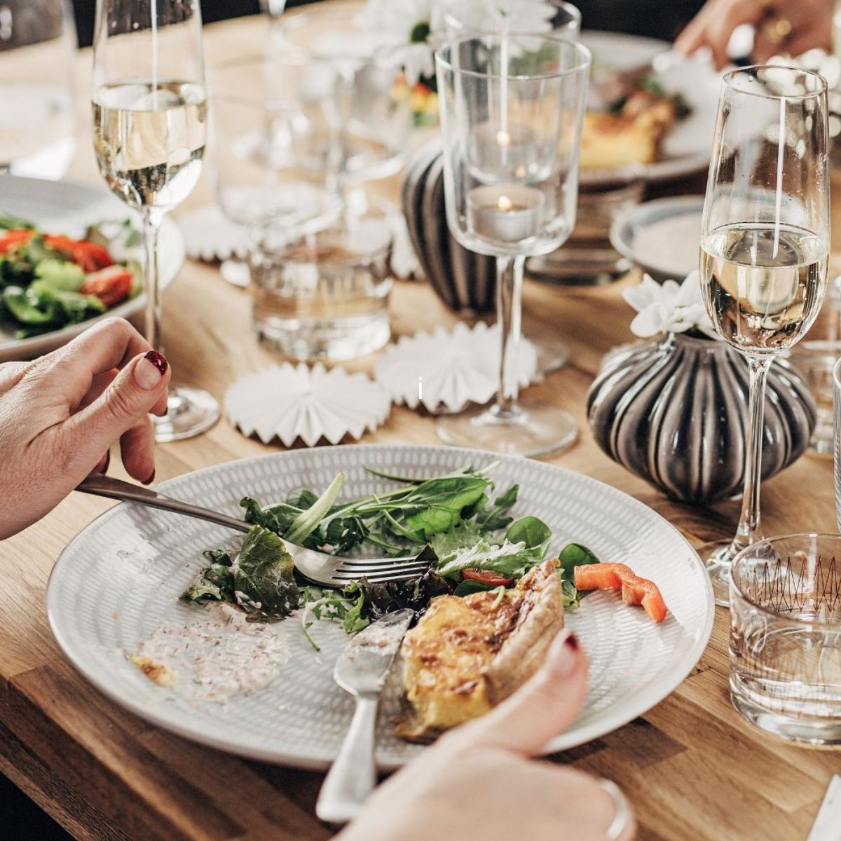 Madlavningskursus i Brøndby – lær at lave spændende og budgetvenlige festmåltider med forret, hovedret og dessert i hyggeligt fællesskab.