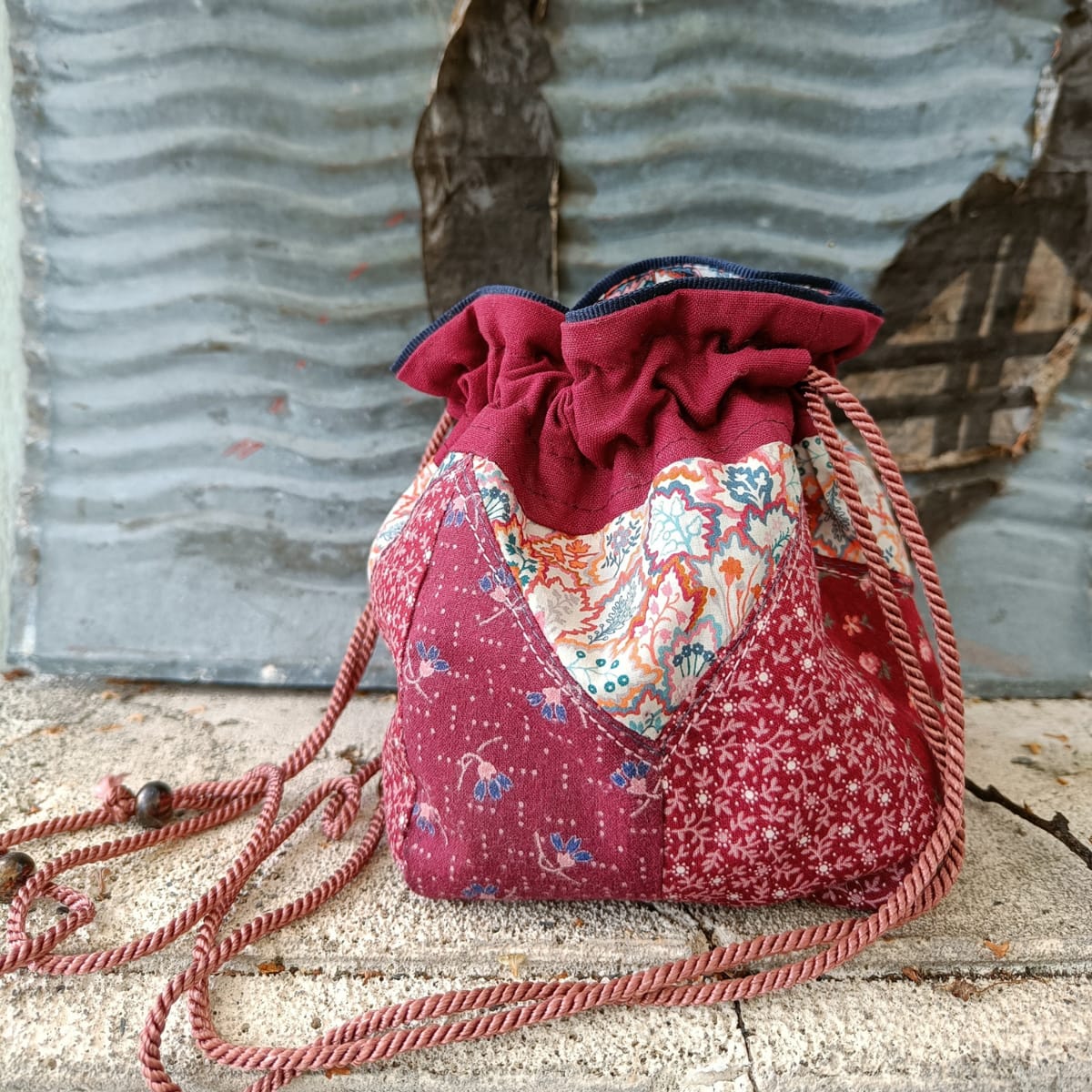 Taske i forskellige slags stof, syet på syværksted hos FOF København og Nordsjælland