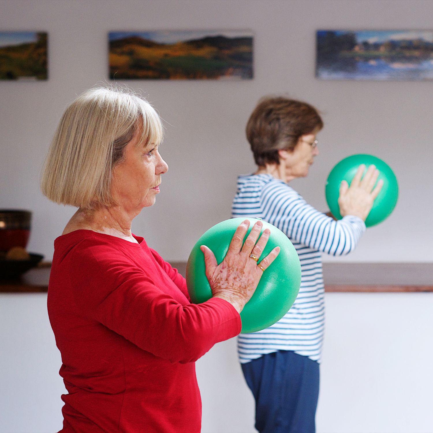 Kursister der laver pilates øvelser med bolde