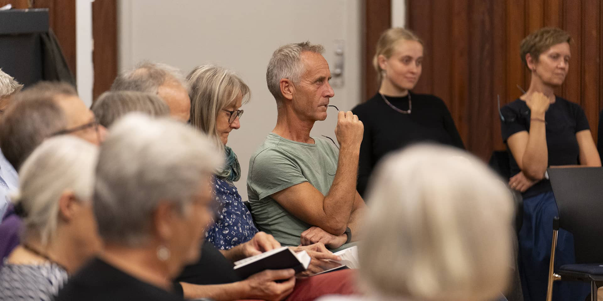 Personer til fællessang i Solsalen. Sangaften for alle på FOF Aftenskolen Aarhus.