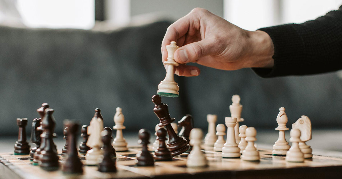 Deltager på skakkursus for begyndere hos FOF København og Nordsjælland