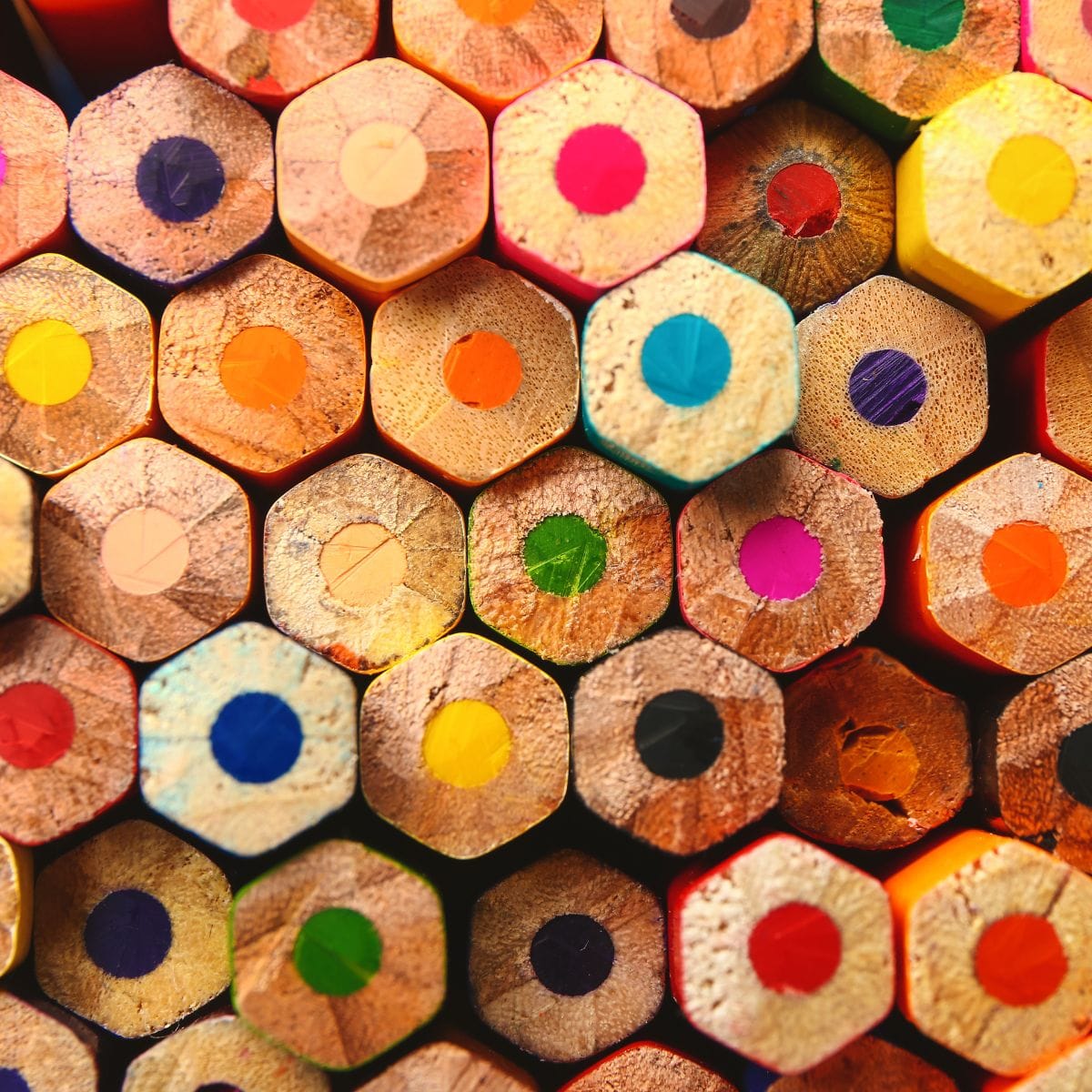 Kursist udforsker farver med farveblyanter på farveteori-kursus hos FOF Aalborg.