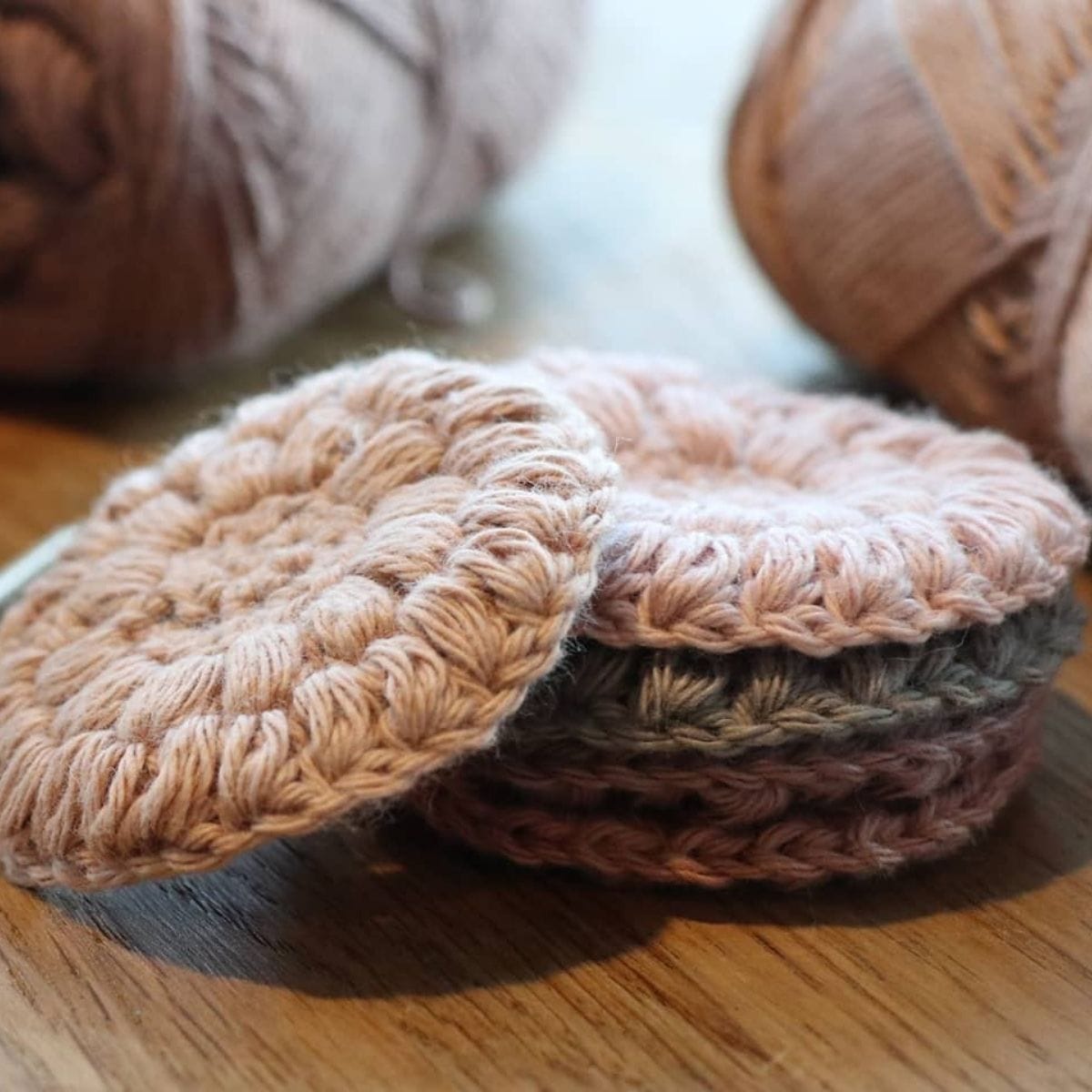 Hæklede vatrondeller, som du kan finde en DIY-guide med på fof aftenskolen aarhus' inspirationsside