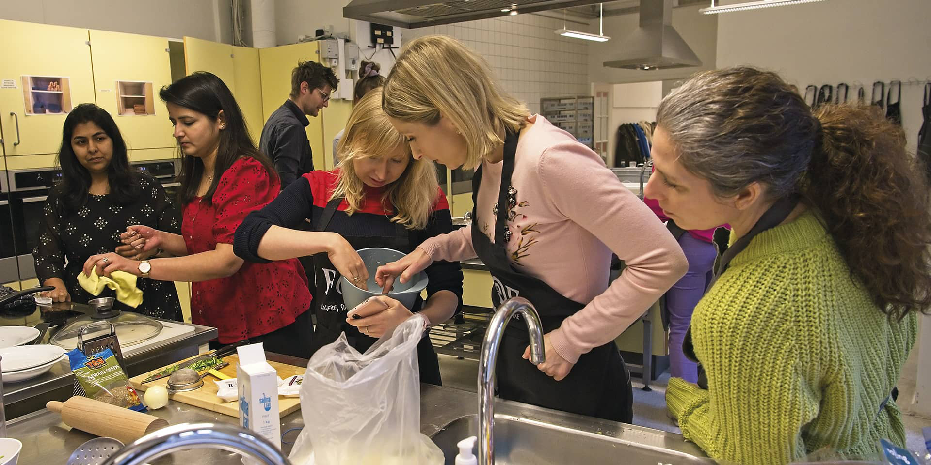 Kursister på madlavningskursus i FOF Aarhus