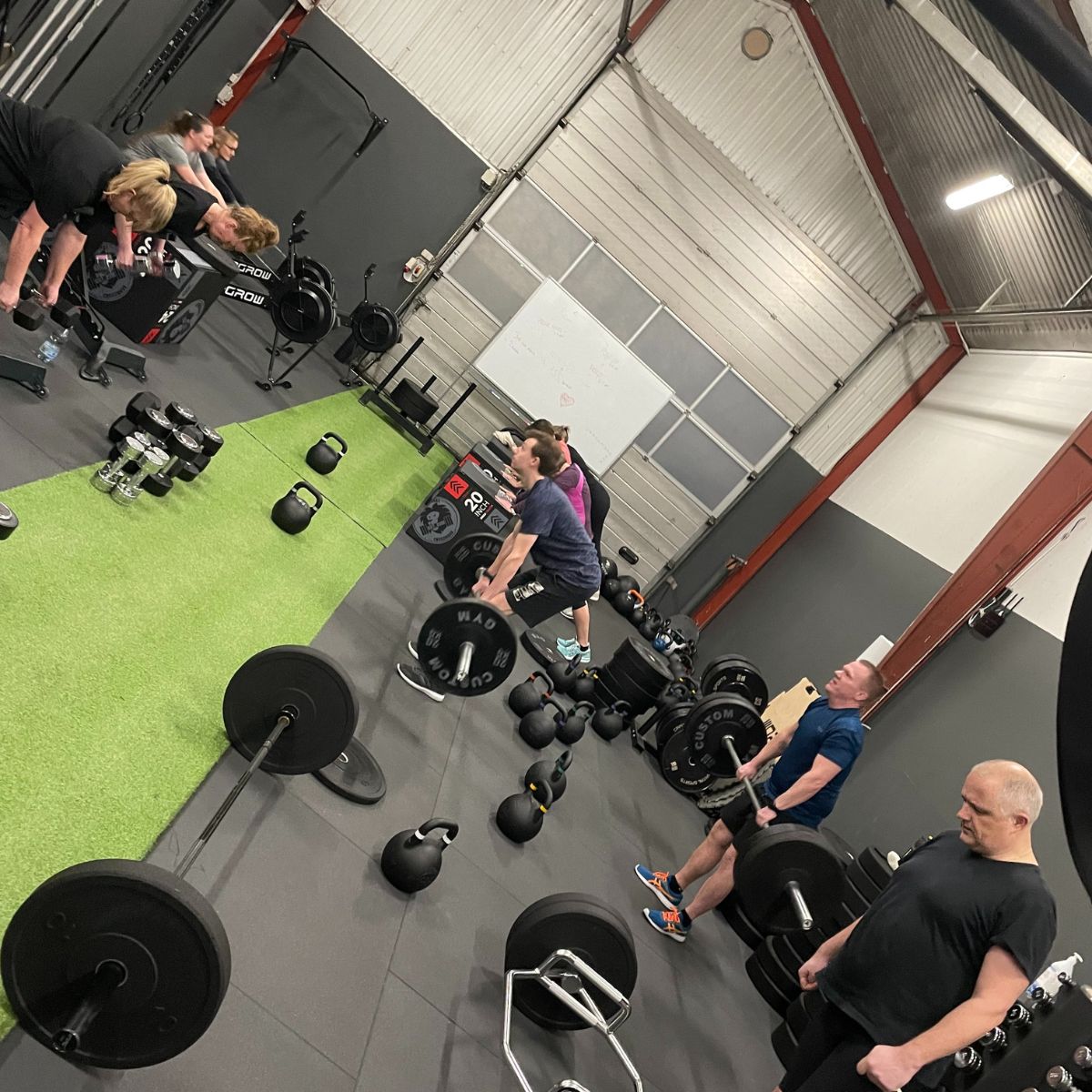 Deltagere træner med frivægte