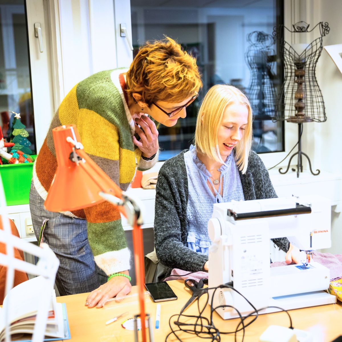 Kursist får hjælp til syning