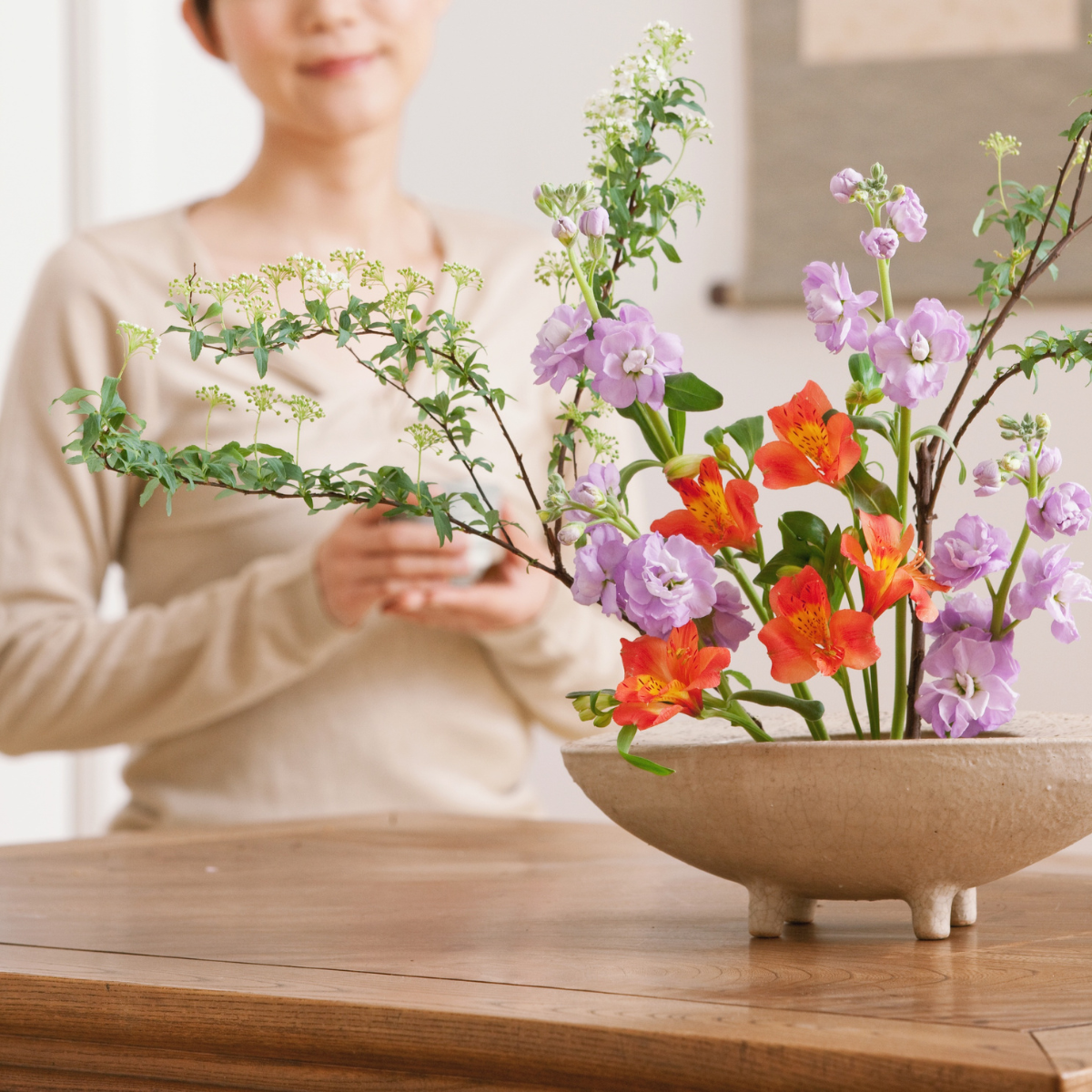 Deltager laver naturtro papirblomster på kursus i Taastrup Medborgerhus